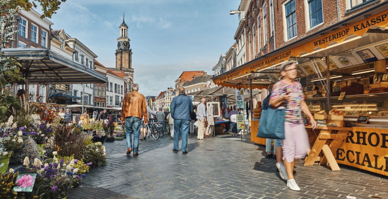 Op donderdag is het markt in het centrum van Zutphen. Zie je de Wijnhuistoren? Die kun je gratis beklimmen. Foto: InZutphen